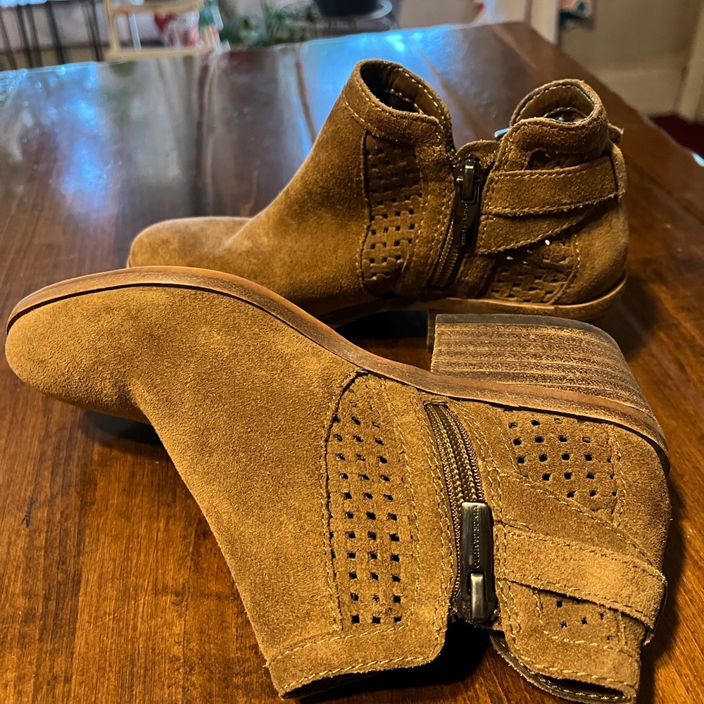 Like new Vince Camuto Women's Tan Suede Ankle Boots - Picture 3 of 8